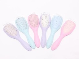 Berapa banyak sapuan kuas yang diperlukan oleh Detangling Hair Brush untuk mengurai simpul yang membandel dibandingkan dengan sisir plastik biasa?